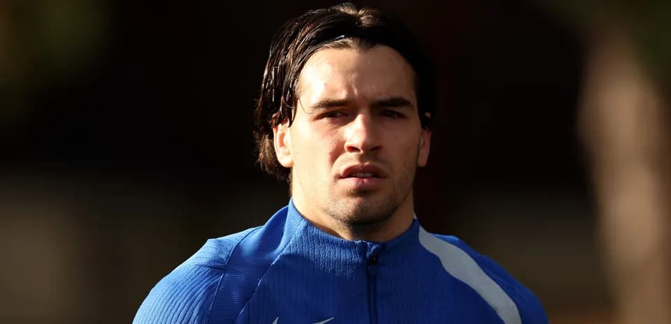 Jugador con camiseta azul durante entrenamiento