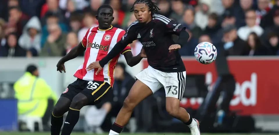 Jugador de Liverpool controlando el balón ante rival
