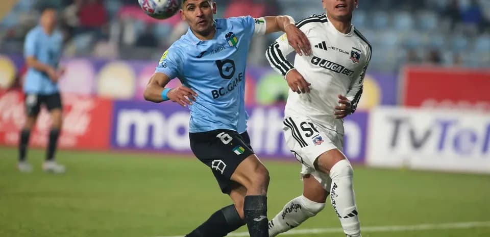 Jugadores de Colo Colo y O'Higgins compitiendo por el balón