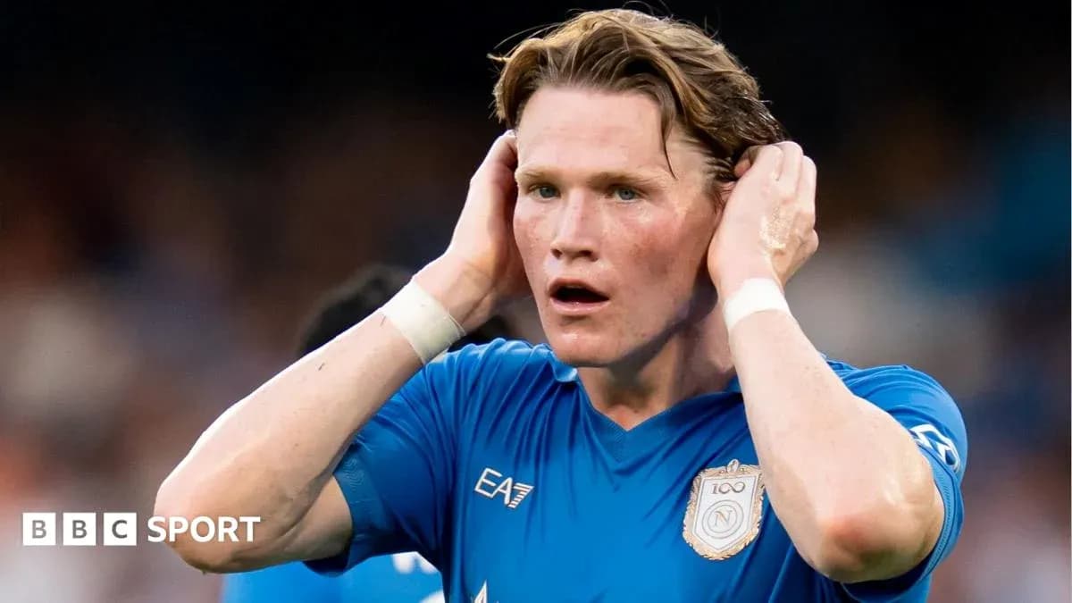 Jugador de Napoli con manos en la cabeza durante el partido