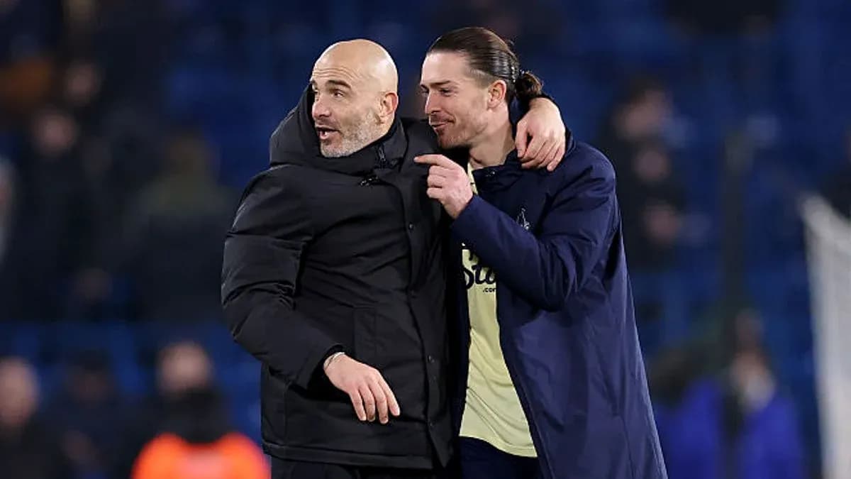 Entrenador y jugador celebrando tras el partido