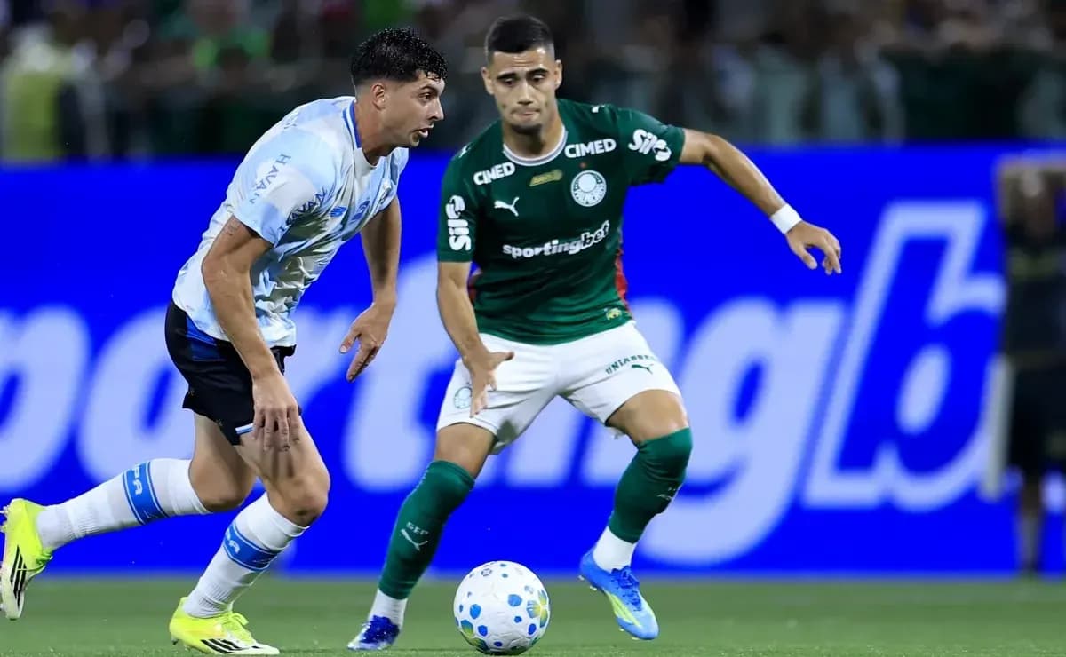 Jugadores de Gremio y Palmeiras en acción
