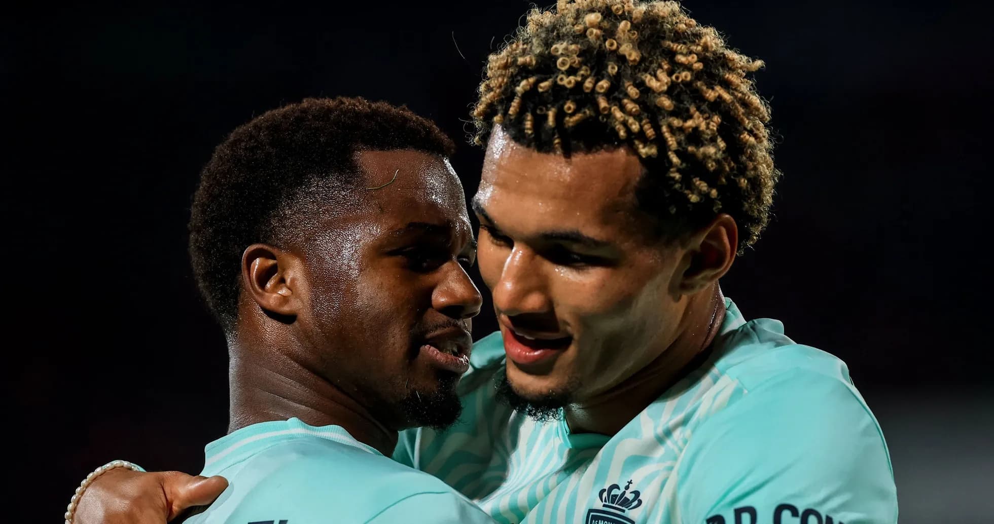Dos jugadores celebrando en el campo de fútbol