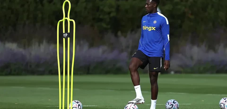 Jugador entrenando junto a conos y balones