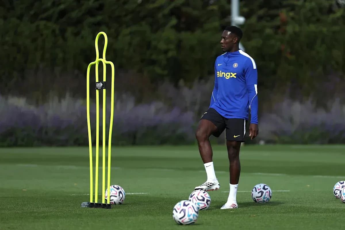 Jugador entrenando junto a conos y balones