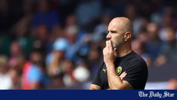 Entrenador observando el partido desde la línea de banda
