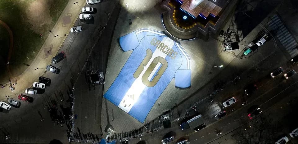 Camiseta gigante con el número 10 en la calle