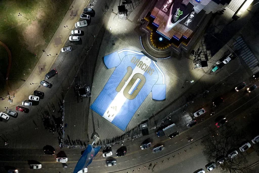 Camiseta gigante con el número 10 en la calle