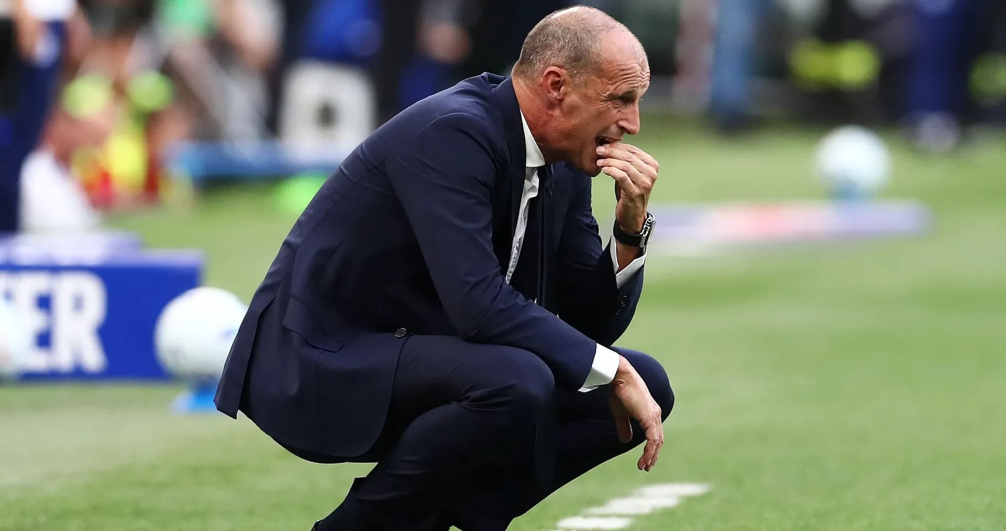 Entrenador agachado en la línea de banda