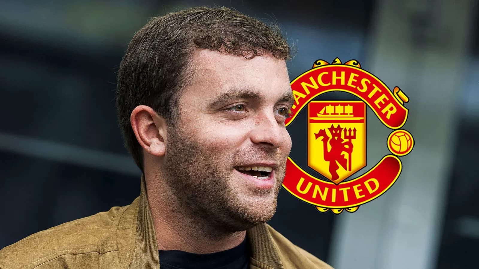 Persona sonriendo frente al logo de Manchester United