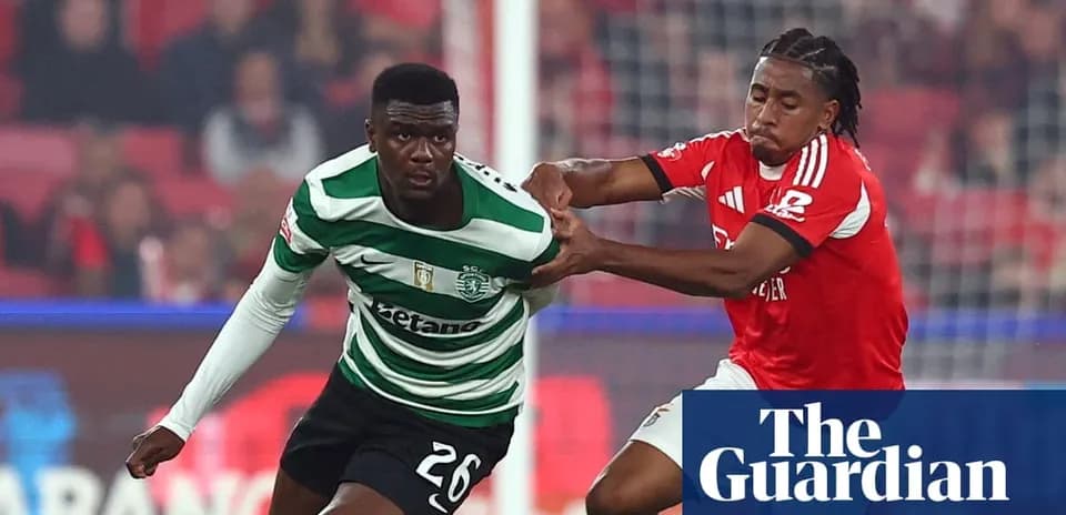 Jugadores compiten por el balón en partido