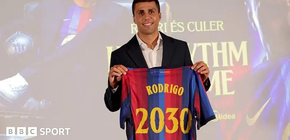 Jugador presenta camiseta de Barcelona con su nombre