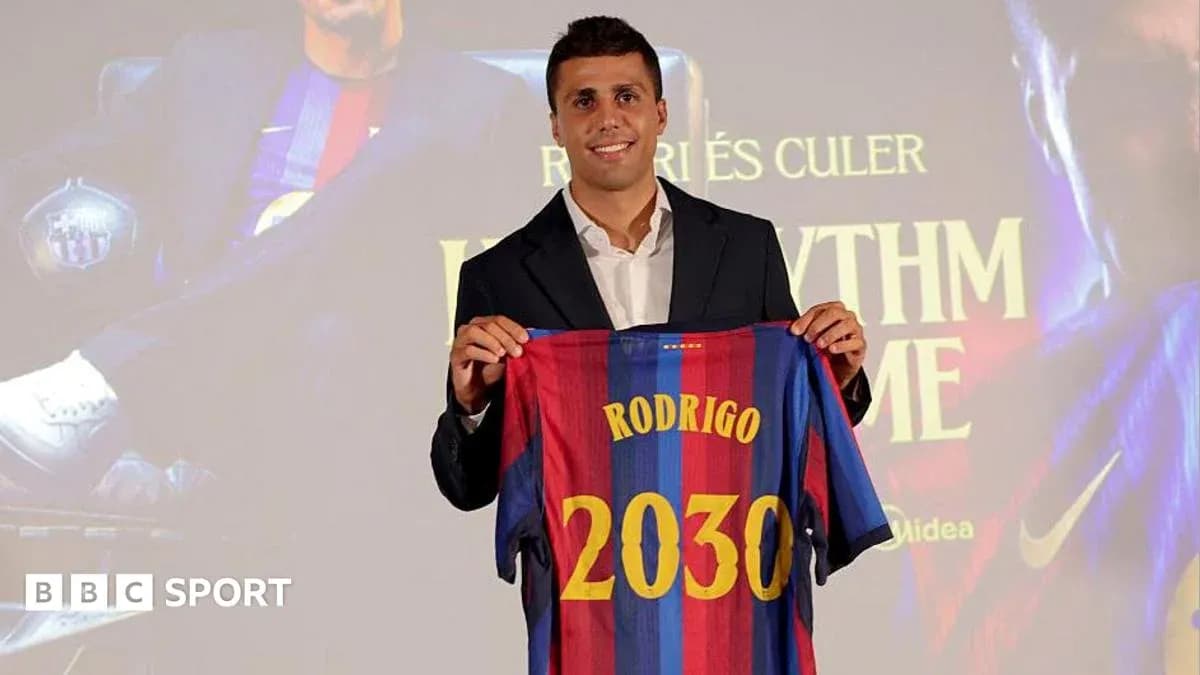 Jugador presenta camiseta de Barcelona con su nombre