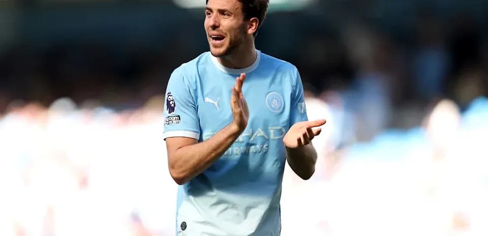 Jugador aplaudiendo durante un partido de fútbol