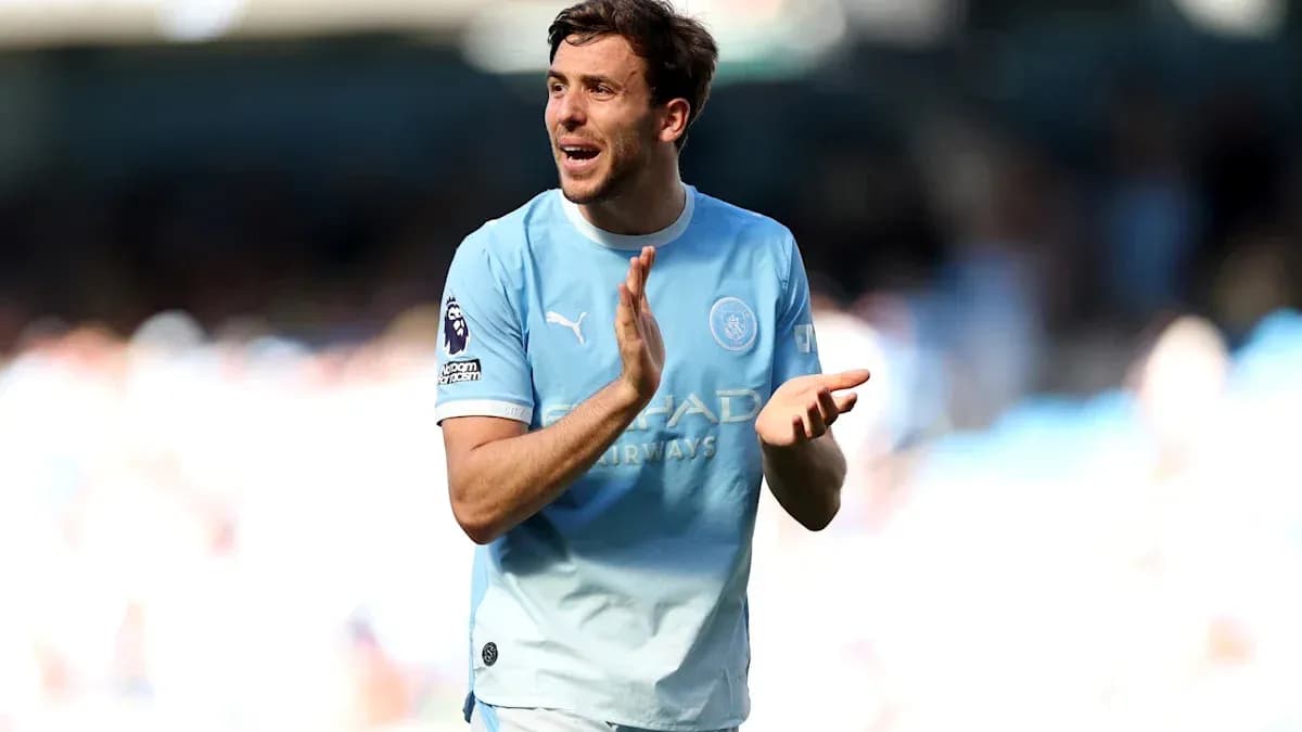Jugador aplaudiendo durante un partido de fútbol