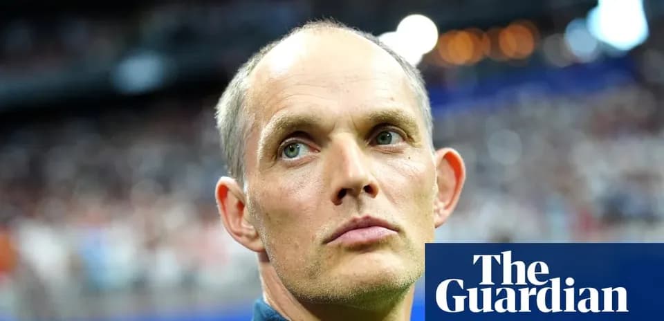 Entrenador observando el partido desde la línea de banda