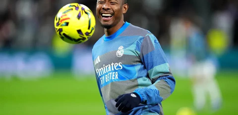 Jugador de Real Madrid practicando con balón