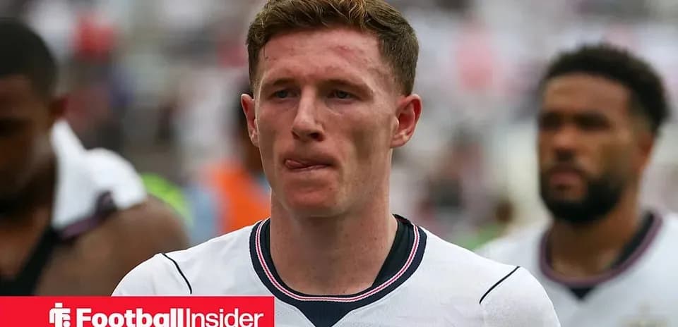 Jugador caminando tras el partido con expresión seria