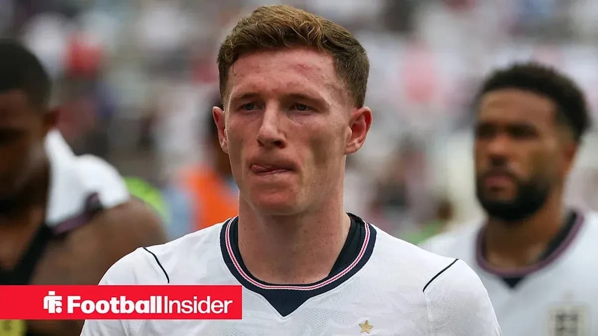 Jugador caminando tras el partido con expresión seria