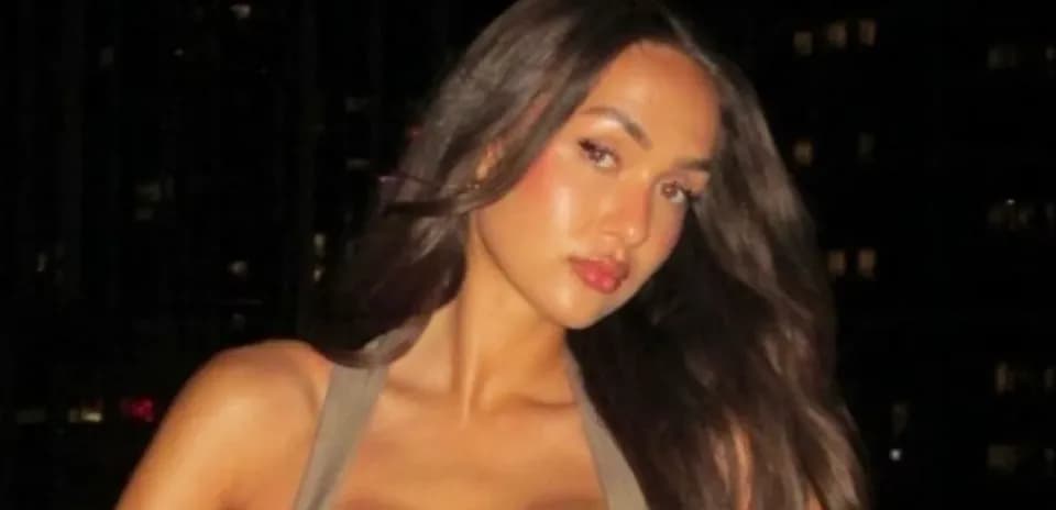 Mujer posando con cabello suelto en la noche