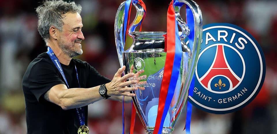 Entrenador levantando trofeo de la UEFA Champions League
