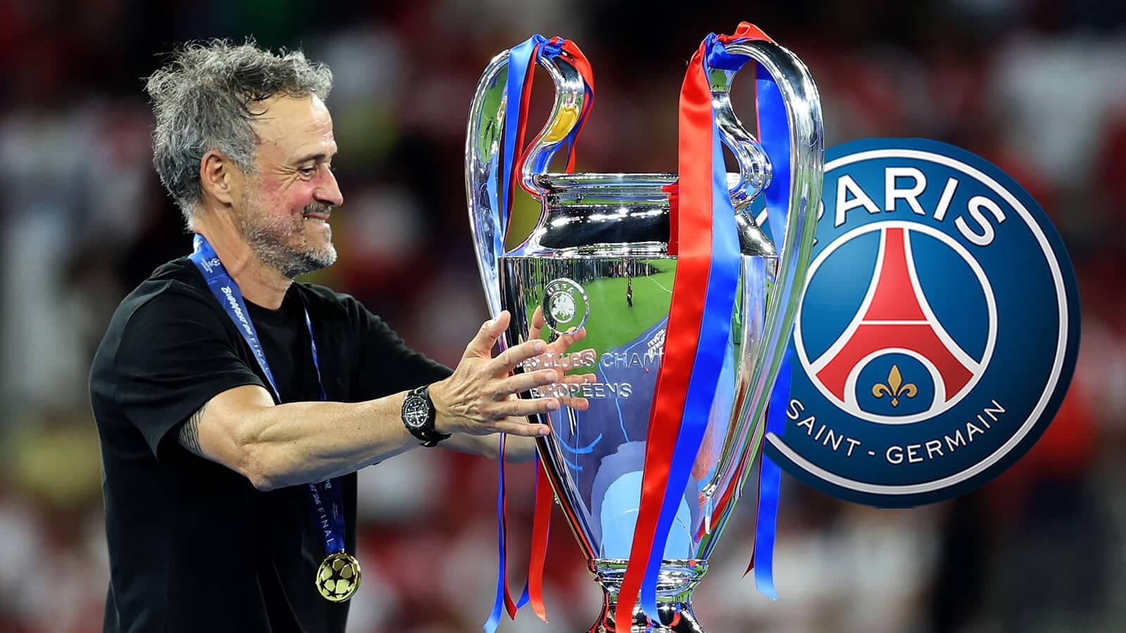 Entrenador levantando trofeo de la UEFA Champions League