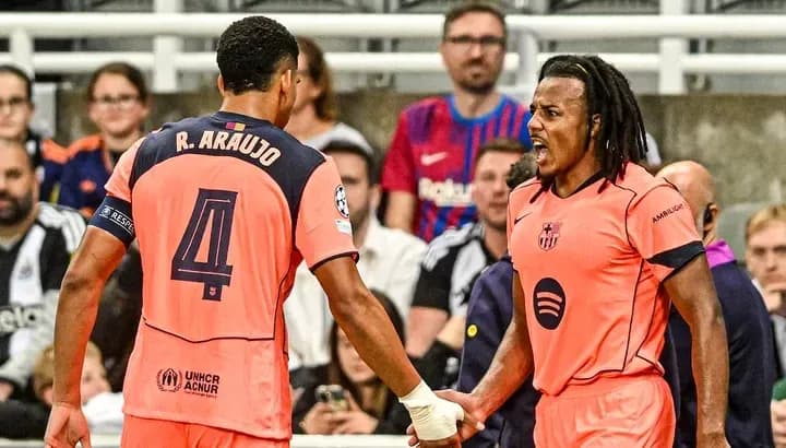 Jugadores de Barcelona discutiendo durante el partido