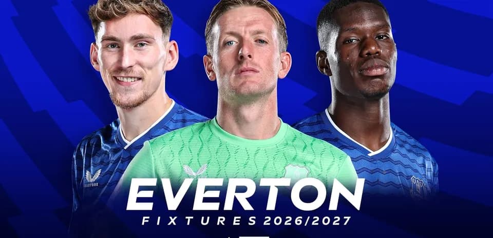 Tres jugadores de Everton con uniforme en fondo azul