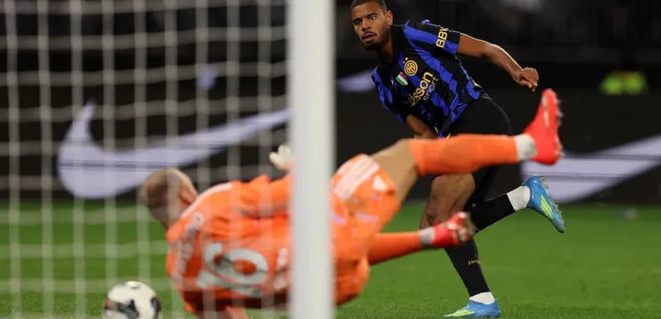 Jugador de Inter dispara a puerta contra el portero
