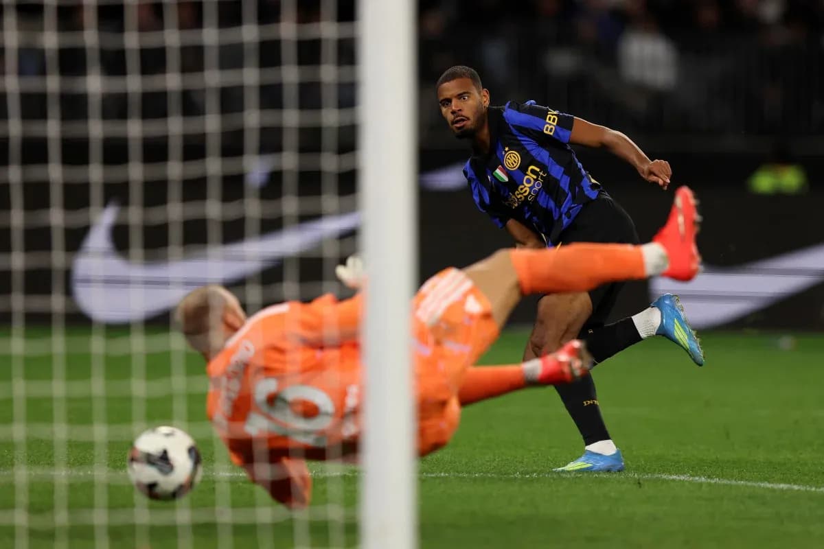 Jugador de Inter dispara a puerta contra el portero