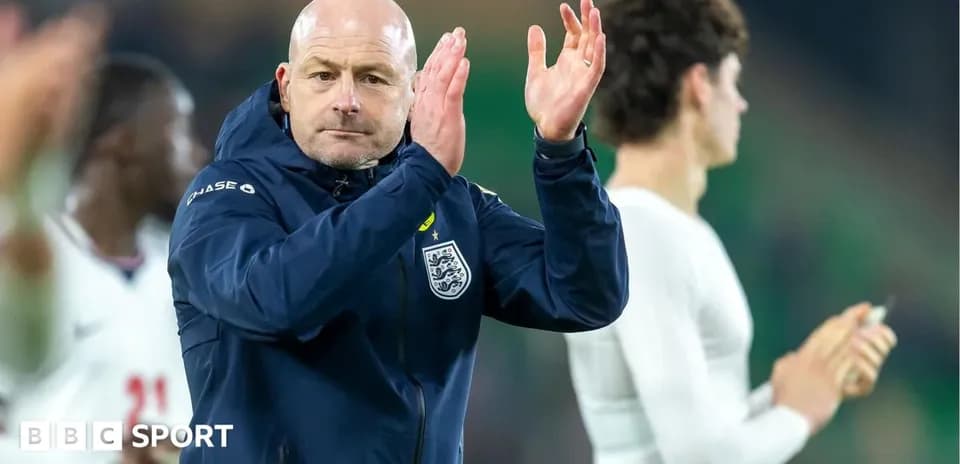 Entrenador aplaudiendo tras el partido con jugadores