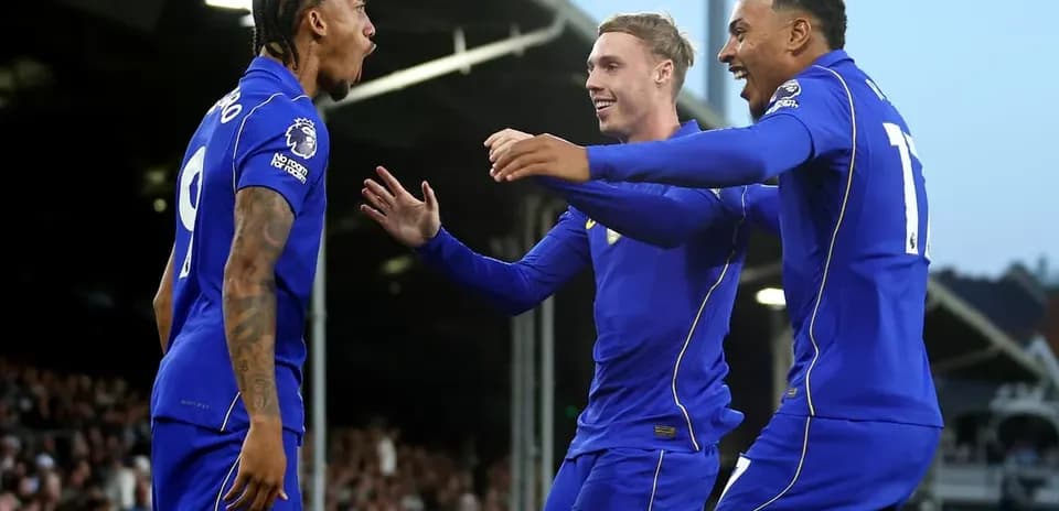 Jugadores de Chelsea celebrando un gol juntos