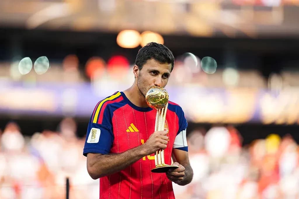 Jugador besando el trofeo de la Copa del Mundo