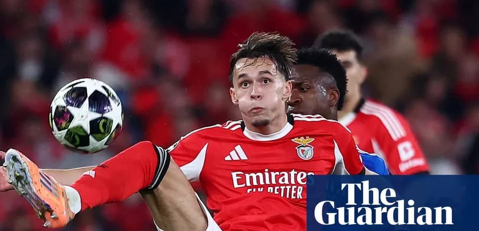 Jugador de Benfica intentando controlar el balón en el aire