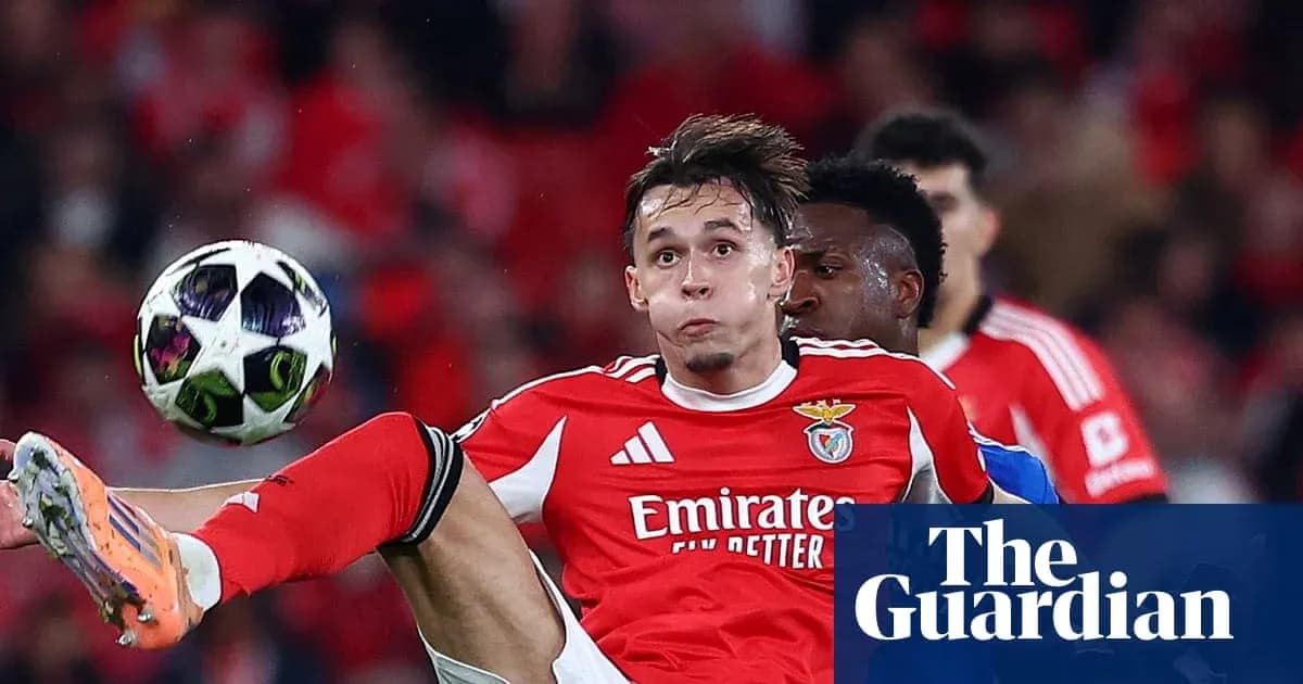 Jugador de Benfica intentando controlar el balón en el aire