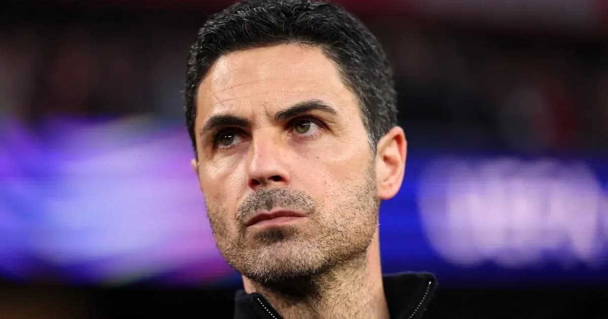 Entrenador observando el partido desde la línea lateral