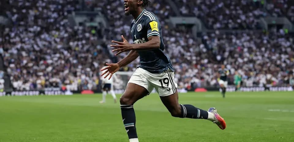 Jugador corriendo en celebración tras anotar gol