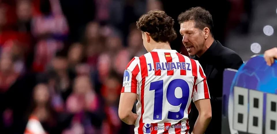 Entrenador hablando con jugador J. Álvarez en partido