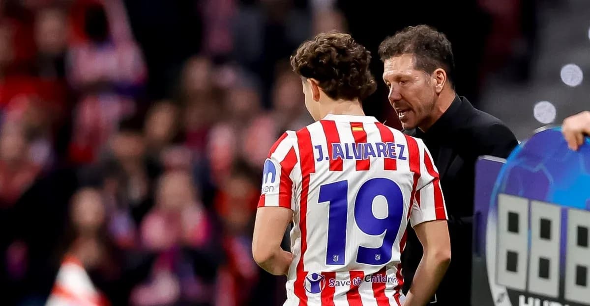 Entrenador hablando con jugador J. Álvarez en partido