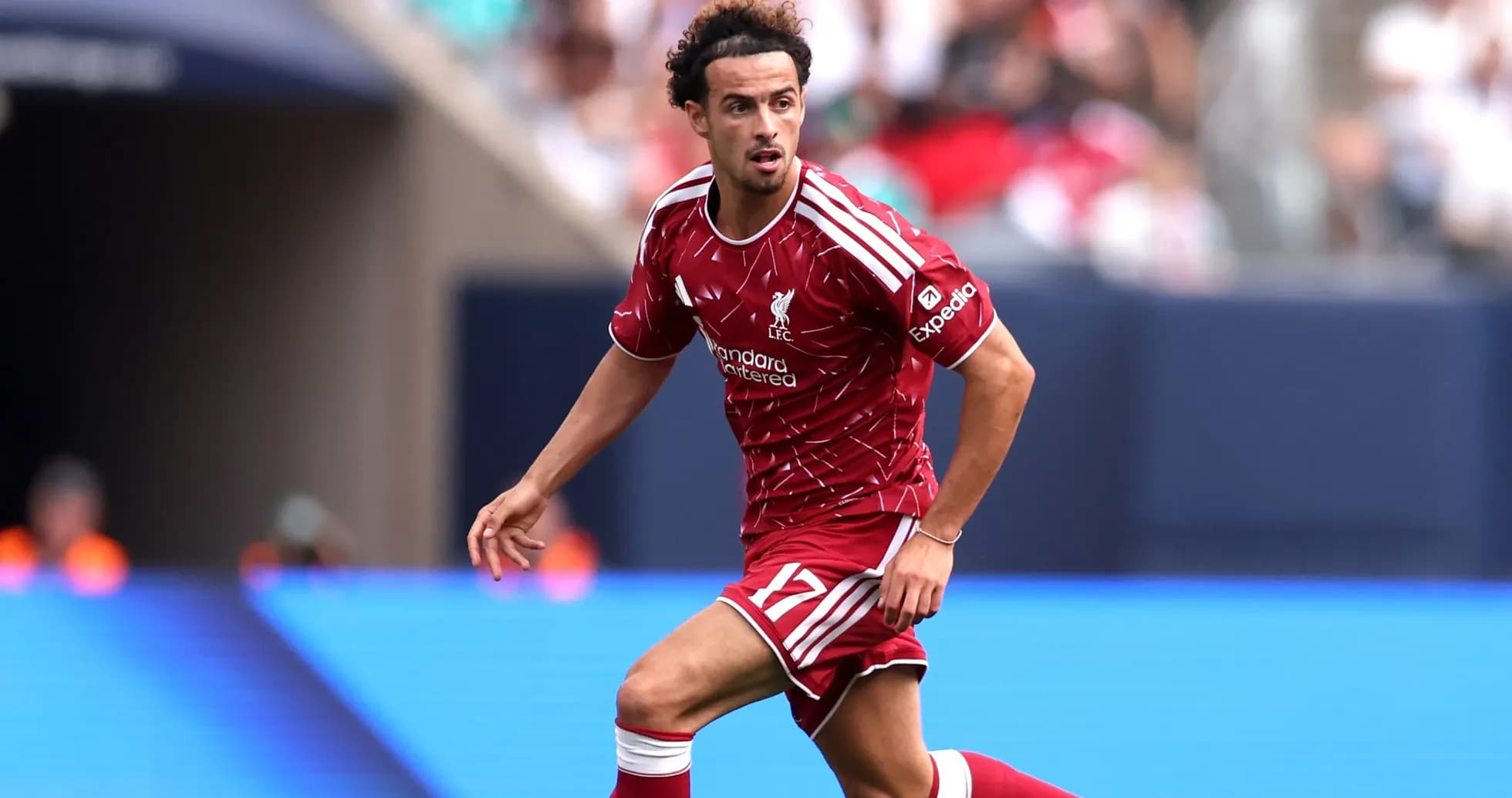 Jugador de Liverpool corriendo durante un partido