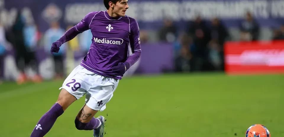 Jugador de la Fiorentina corriendo tras el balón