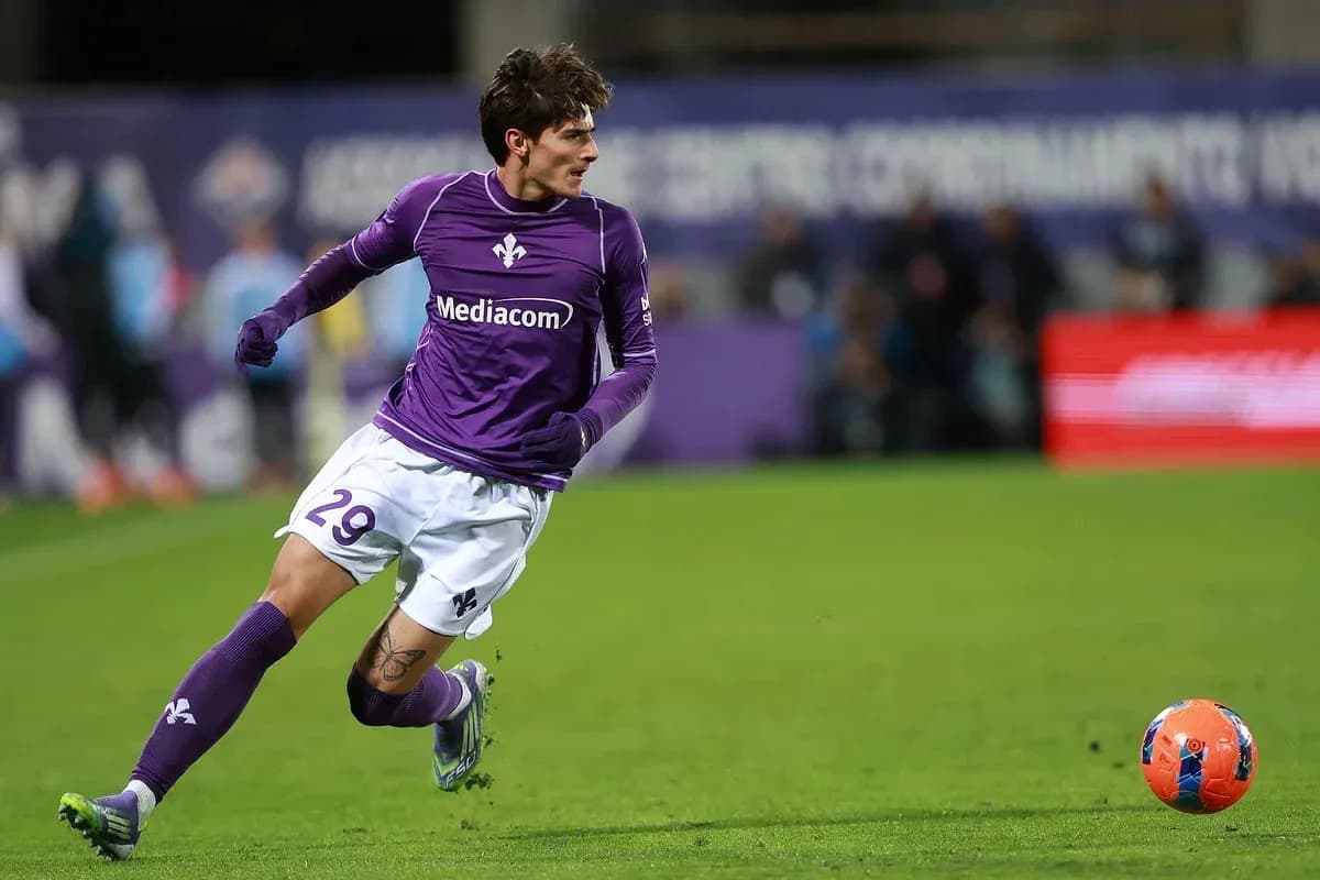 Jugador de la Fiorentina corriendo tras el balón