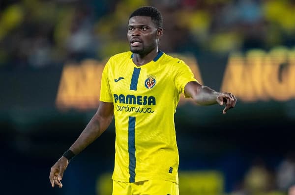 Jugador señalando durante partido con camiseta amarilla