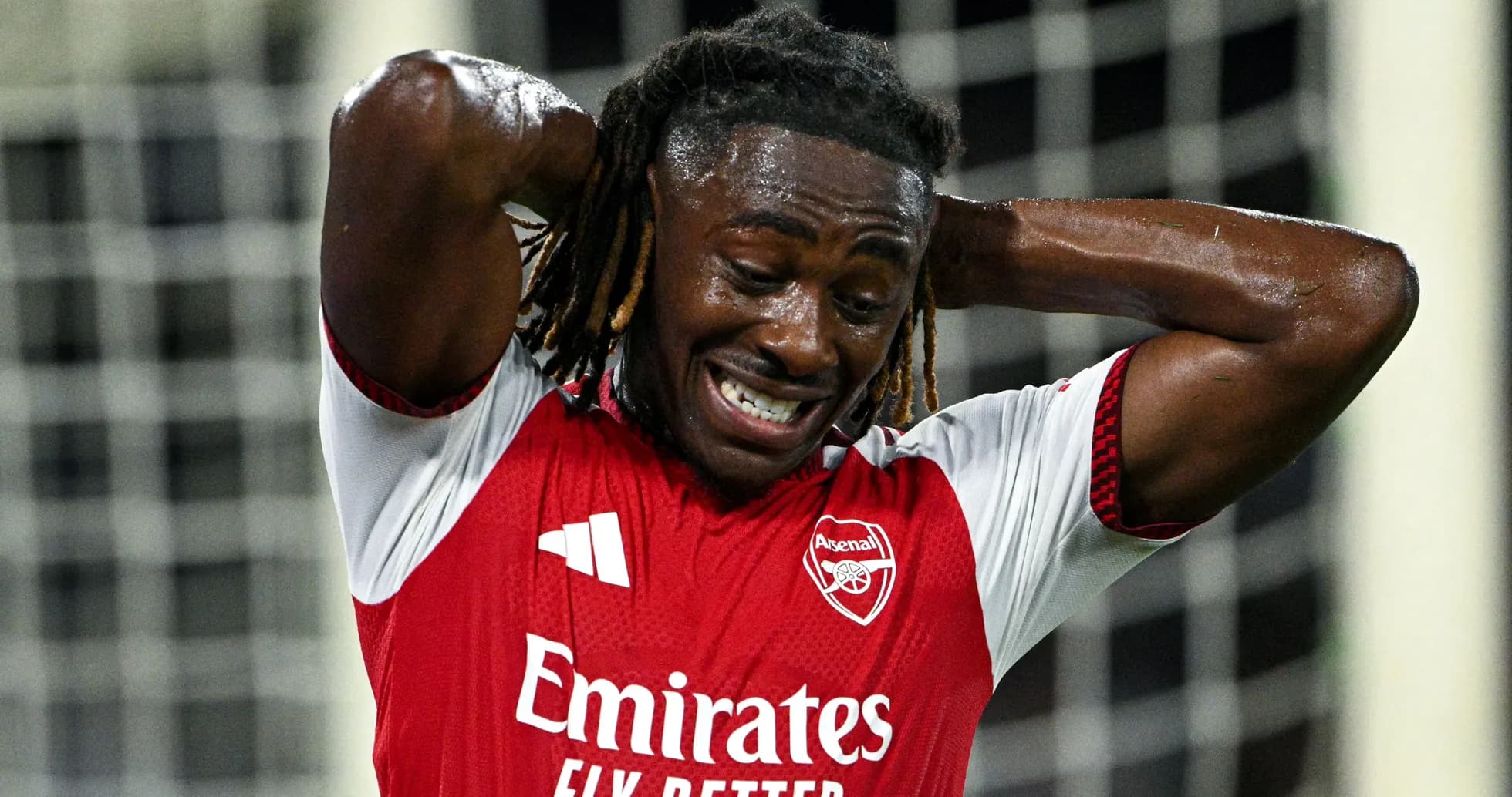 Jugador de Arsenal con expresión de frustración en el campo
