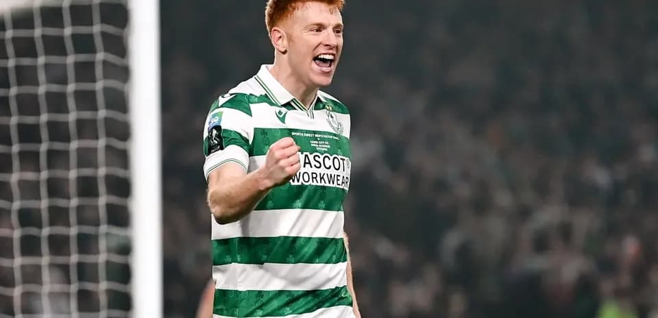 Jugador de fútbol celebrando un gol con energía