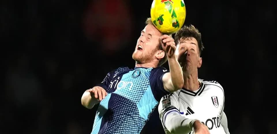 Dos jugadores luchando por el balón en el aire