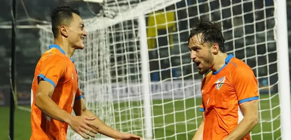 Jugadores celebrando un gol en el campo