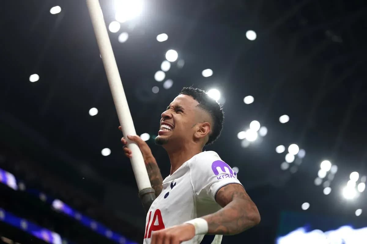 Jugador celebrando con un palo en el estadio