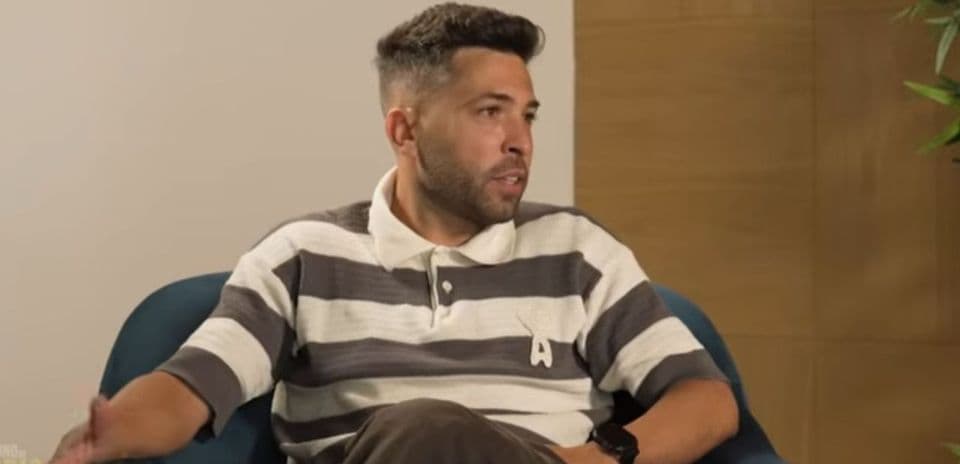 Entrevista a un hombre sentado en un sillón