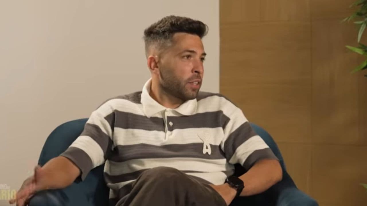Entrevista a un hombre sentado en un sillón